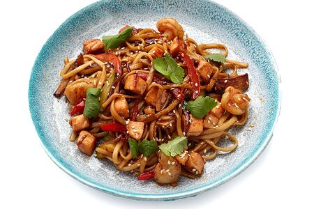 Удон с креветками и лососем