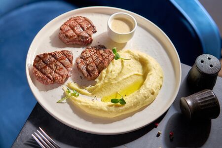 Медальоны из говядины под трюфельным соусом