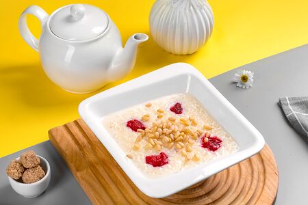 Каша рисовая с кедровыми орехами и малиной