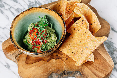 Гуакамоле с чипсами пападам