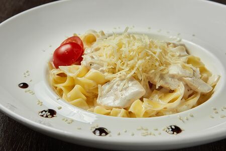 Тальятелле со сливочной курой и шпинатом