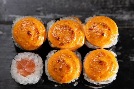 Хосомаки, запеченные с лососем