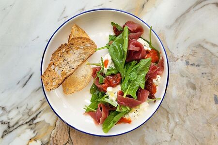 Салат с уткой и соусом Ромеско