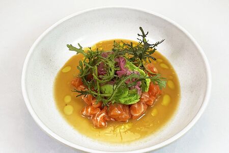 Тартар из лосося с авокадо и маринованным луком
