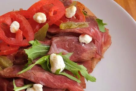 Брускетта с пастрами