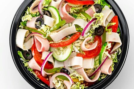 Салат с индейкой и ветчиной