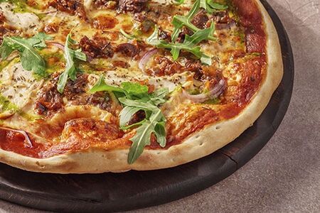 Пицца с говядиной и цыпленком гриль