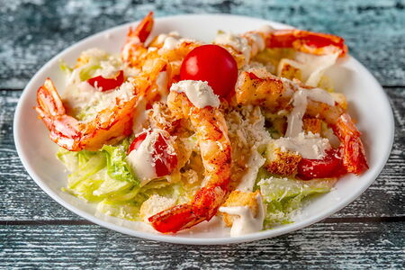 Салат Цезарь с креветками