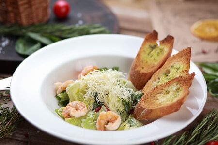 Салат Цезарь с креветками