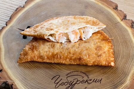 Чебурек с креветками и сыром