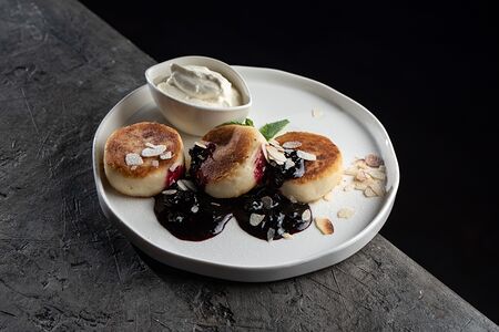 Сырники со сметаной и домашним вареньем