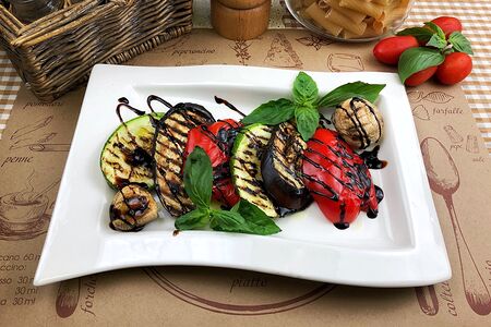 Овощи гриль с соусом из бальзамического уксуса