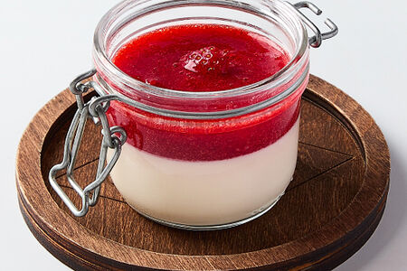 Панна-котта со свежей клубникой