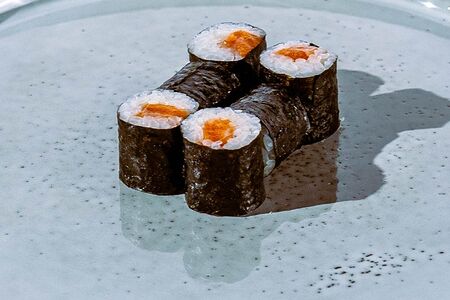 Ролл с лососем