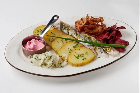 Пряная сельдь с печеным картофелем