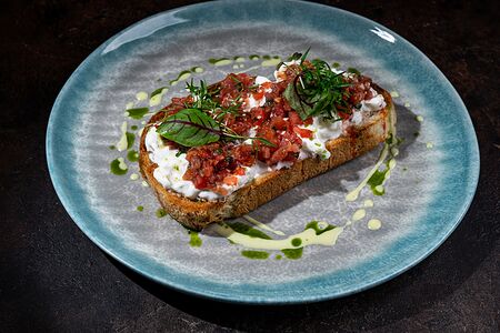 Брускетта с томатами и страчателлой