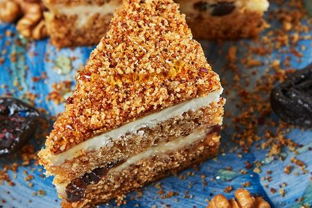 Торт Медовик Суздальский с черносливом