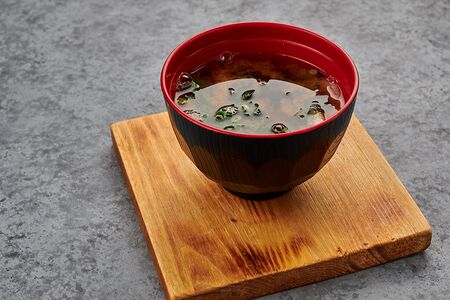 Мисо суп с дайконом и водорослями вакаме
