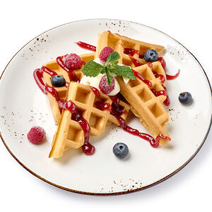 Вафли с маскарпоне и малиновым соусом
