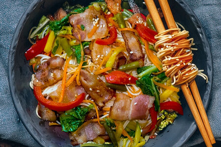 Вок с двойным беконом