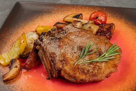 Стейк из cвинoй корейки