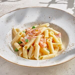 Пенне с копченым лососем