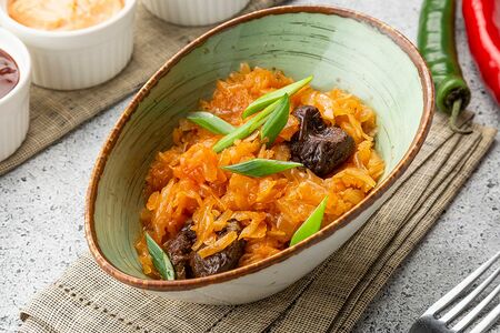 Тушеная квашеная капуста с черносливом