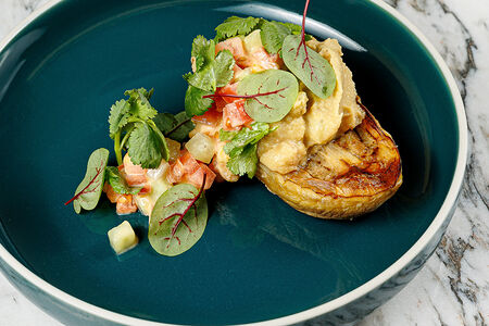 Баклажан с хумусом и тартаром из овощей