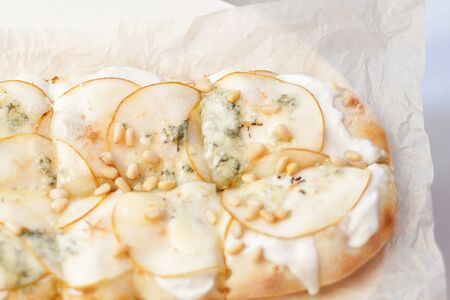 Пицца Груша-горгондзола