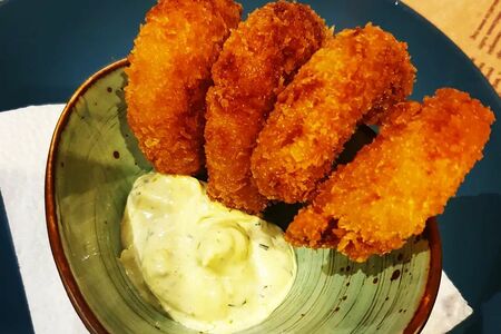 Тигровые креветки в панировке с соусом тартар