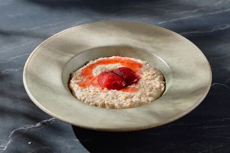 Овсяная каша с ягодным компоте