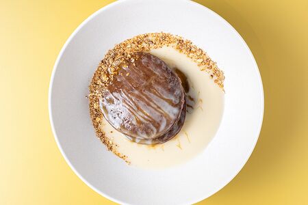 Панкейки с заварным кремом, карамелью и крамбл