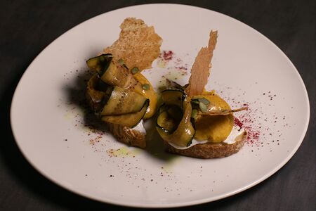 Брускетты с хумусом и битым огурцом