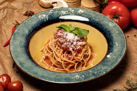 Спагетти с помидорами и базиликом