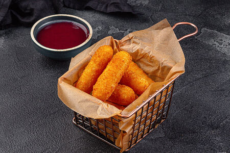 Сырные палочки с брусничный соусом