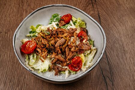 Теплый салат с пряной говядиной