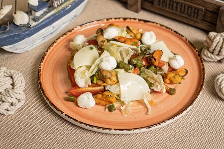 Салат с маринованными мидиями и копченым сыром