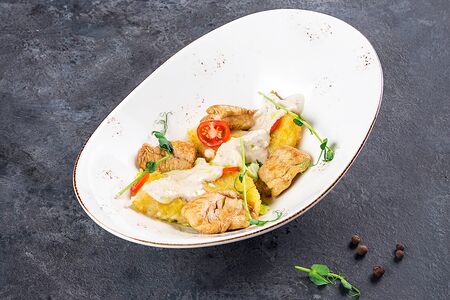 Салат с цыпленком и жареным сыром