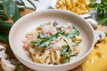 Паста с тигровыми креветками и кальмаром