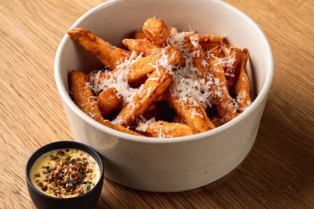 Батат-фри с пекорино и трюфельным маслом