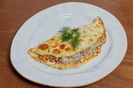 Сытный омлет с курицей и грибами