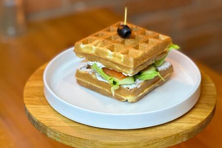 Вафли с форелью и свежим огурцом