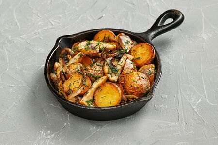Картофельные дольки, жаренные с грибами