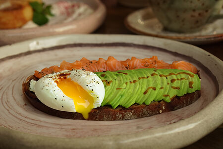 Брускетта из ржаного хлеба с лососем, авокадо и яйцом пашот