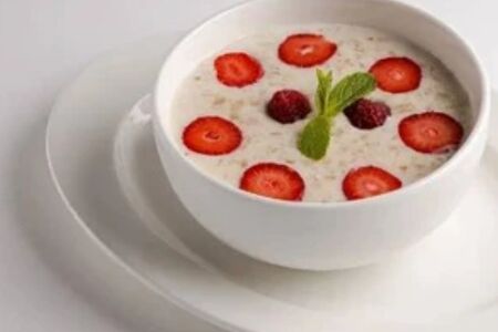 Овсяная каша с сезонными ягодами