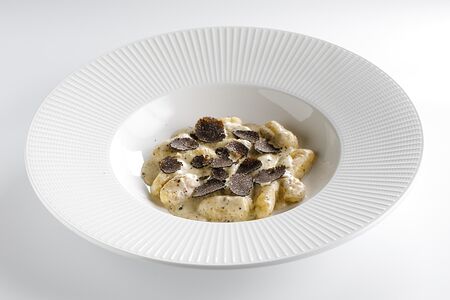 Картофельные ньокки с чёрным трюфелем и сырами