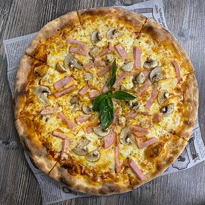 Пицца с ветчиной и грибами