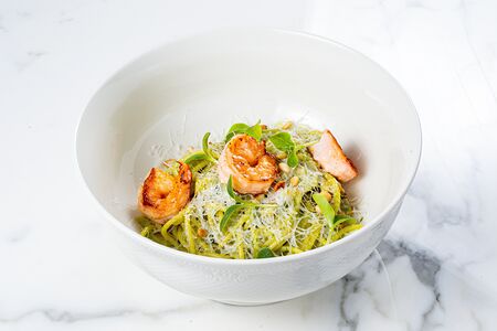 Паста с креветками и соусом Песто