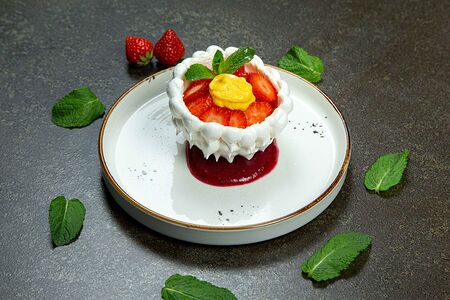 Десерт Павловой с ягодами и лимонным курдом