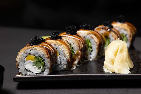 Ролл с угрем и соусом кокос-маракуйя